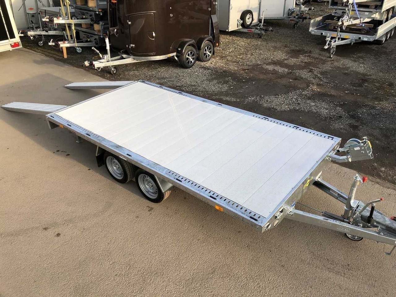 HUMBAUR Universal 3500 Aluboden Universaltransporter - Piekabe autovedējs: foto 1 HUMBAUR Universal 3500 Aluboden Universaltransporter - Piekabe autovedējs: foto 1