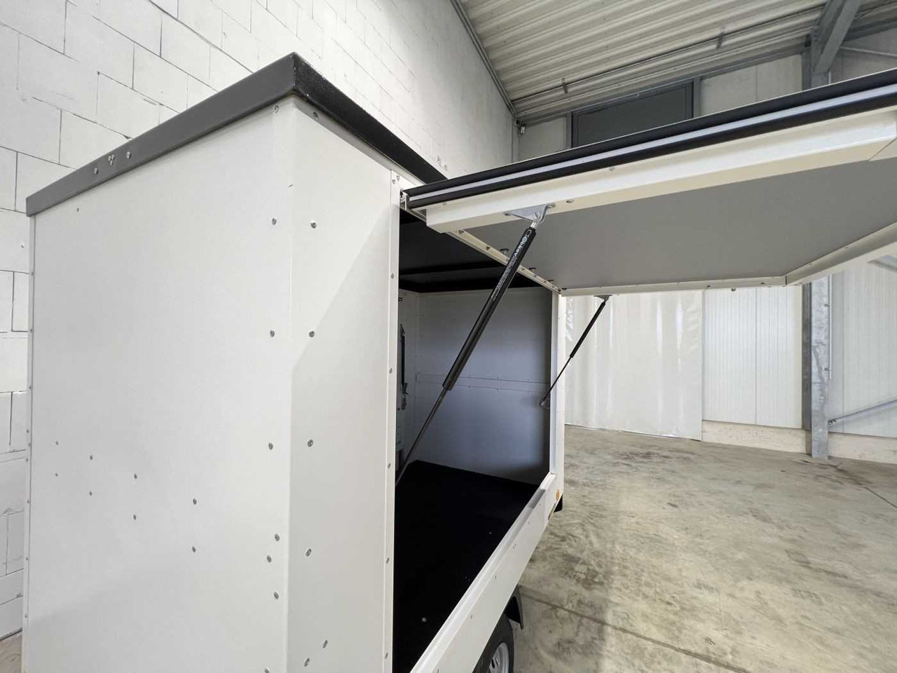 TPV HL-KT-EU2 mit 2 Aufstellklappe Verkaufsanhänger - Tirdzniecības piekabe: foto 5 TPV HL-KT-EU2 mit 2 Aufstellklappe Verkaufsanhänger - Tirdzniecības piekabe: foto 5