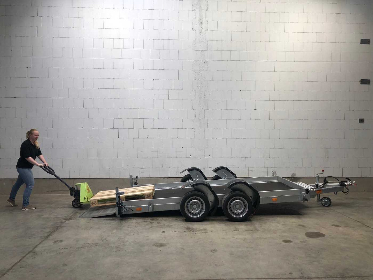 VEZEKO Husky FB 35.35 E-Pumpe Maschinentransporter - Celtniecības tehnikas piekabe: foto 1 VEZEKO Husky FB 35.35 E-Pumpe Maschinentransporter - Celtniecības tehnikas piekabe: foto 1
