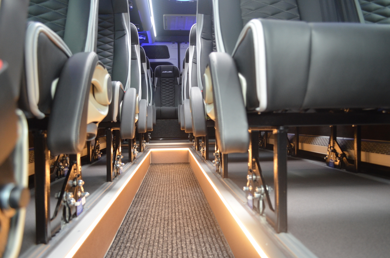 Jaunā Mikroautobuss, Pasažieru furgons MERCEDES-BENZ Sprinter 519 4x4 high and low drive: foto 18