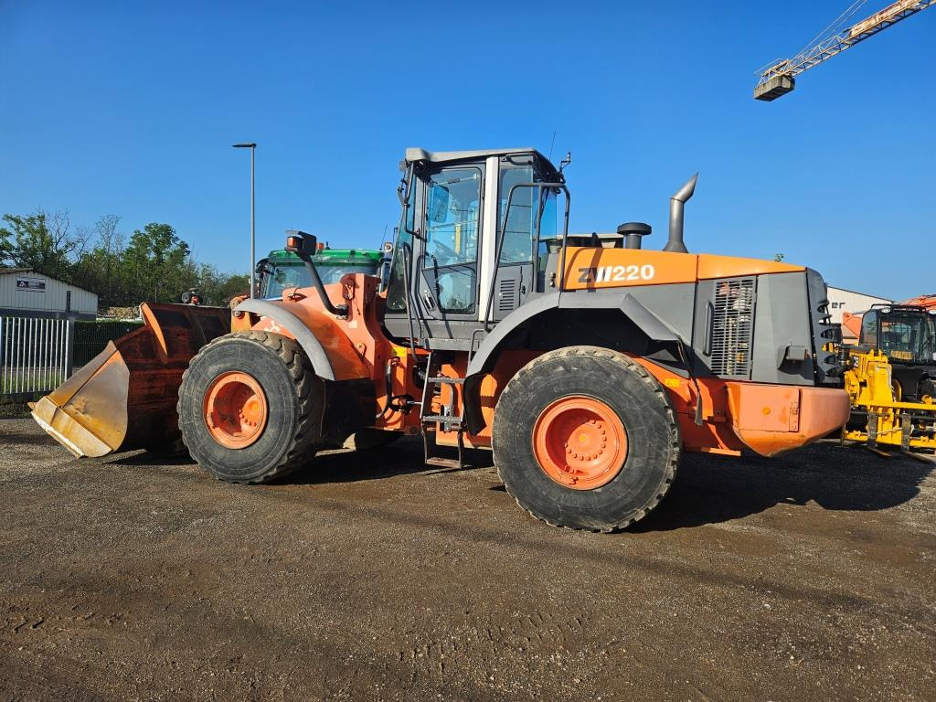 HITACHI ZW 220 - Riteņu iekrāvējs: foto 3 HITACHI ZW 220 - Riteņu iekrāvējs: foto 3