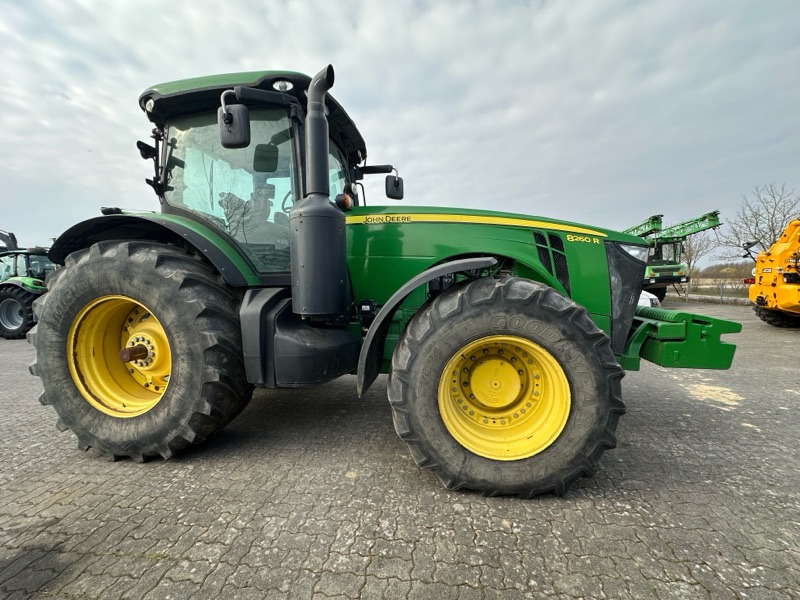 John Deere 8260R AutoPowr - Traktors: foto 1 John Deere 8260R AutoPowr - Traktors: foto 1