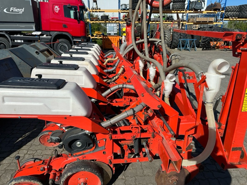 Kuhn Maxima 8 Reihen - Sējmašīna: foto 4 Kuhn Maxima 8 Reihen - Sējmašīna: foto 4