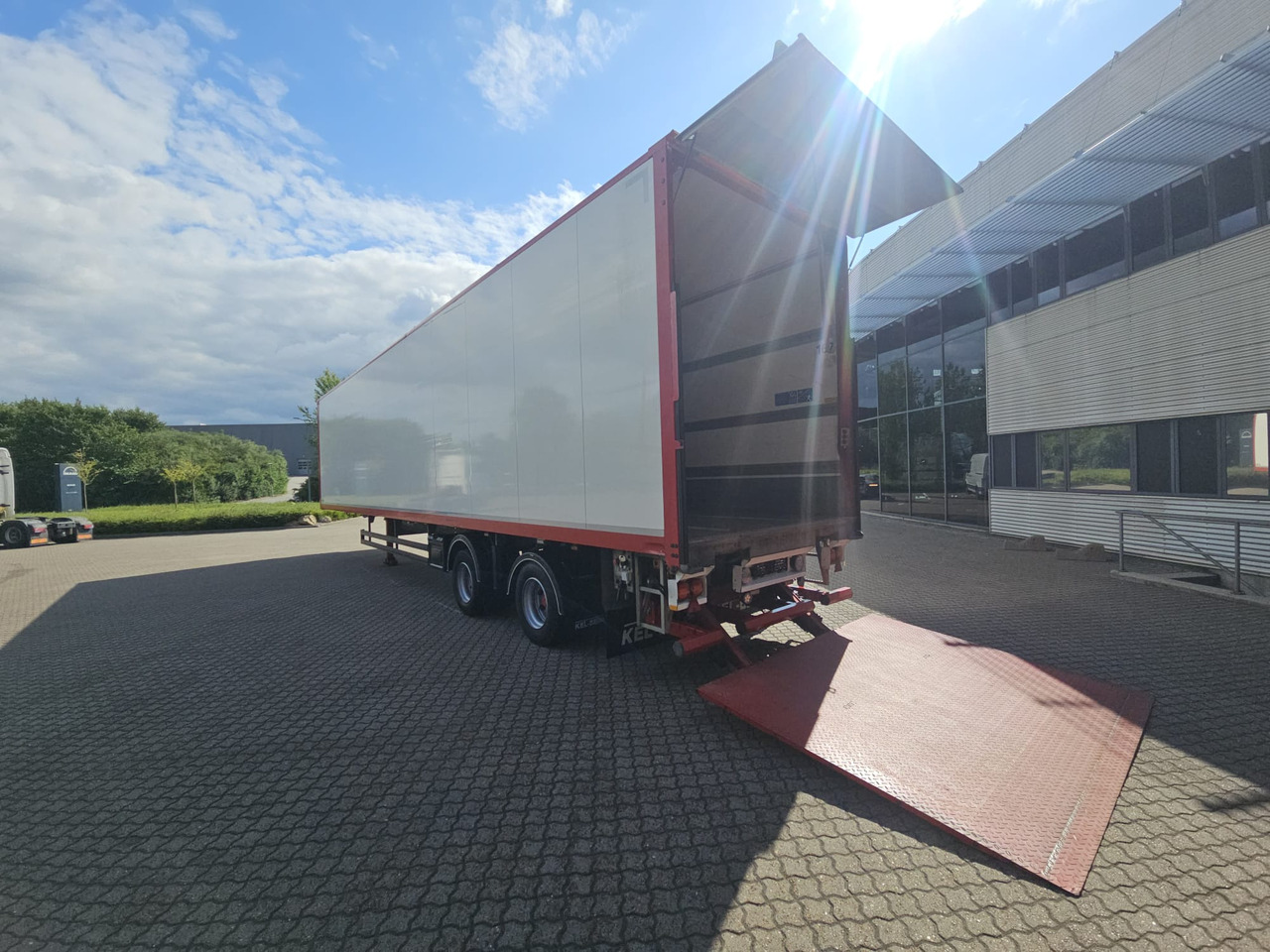 Kel-Berg 2 Aksel City 13,60 - Puspiekabe slēgtā virsbūve: foto 3 Kel-Berg 2 Aksel City 13,60 - Puspiekabe slēgtā virsbūve: foto 3
