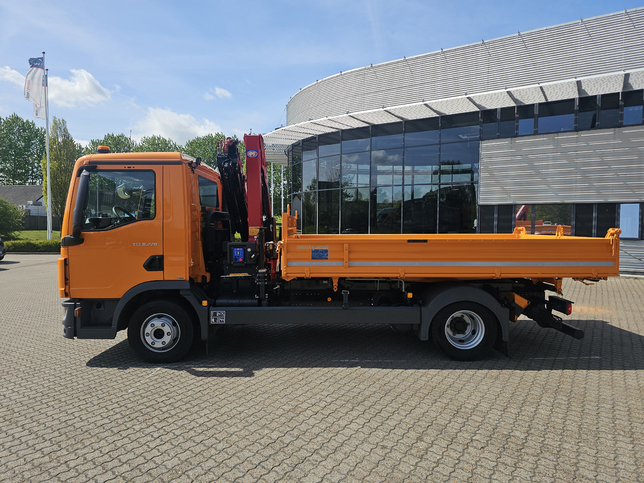 Kravas automašīna pašizgāzējs, Kravas auto ar manipulatoru MAN TGL 8.220: foto 32
