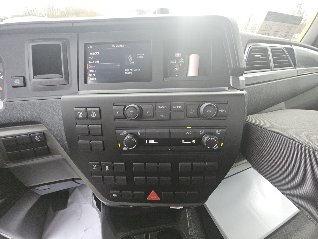 Kravas automašīna pašizgāzējs, Kravas auto ar manipulatoru MAN TGL 8.220: foto 20