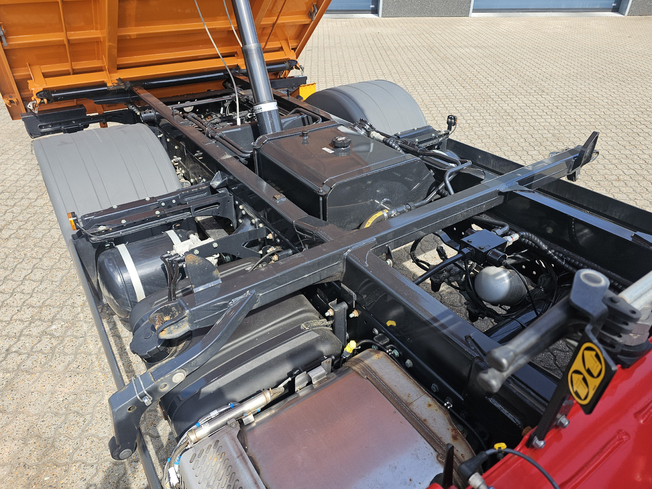 Kravas automašīna pašizgāzējs, Kravas auto ar manipulatoru MAN TGL 8.220: foto 26