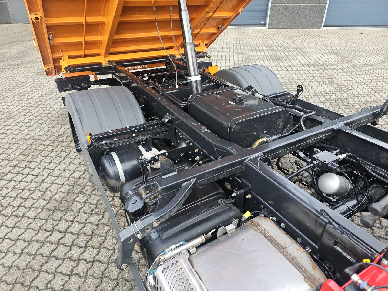 Kravas automašīna pašizgāzējs, Kravas auto ar manipulatoru MAN TGL 8.220: foto 12