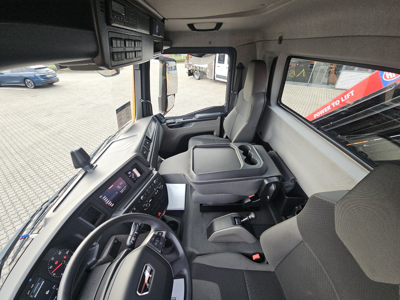 Kravas automašīna pašizgāzējs, Kravas auto ar manipulatoru MAN TGL 8.220: foto 17
