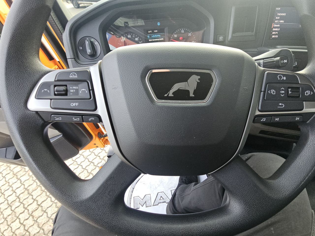 Kravas automašīna pašizgāzējs, Kravas auto ar manipulatoru MAN TGL 8.220: foto 21