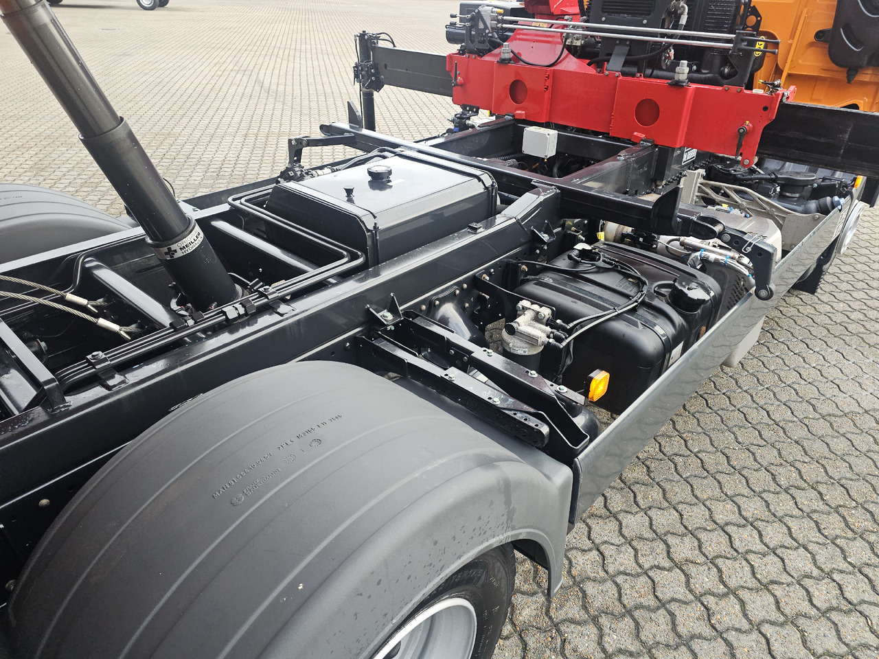 Kravas automašīna pašizgāzējs, Kravas auto ar manipulatoru MAN TGL 8.220: foto 13