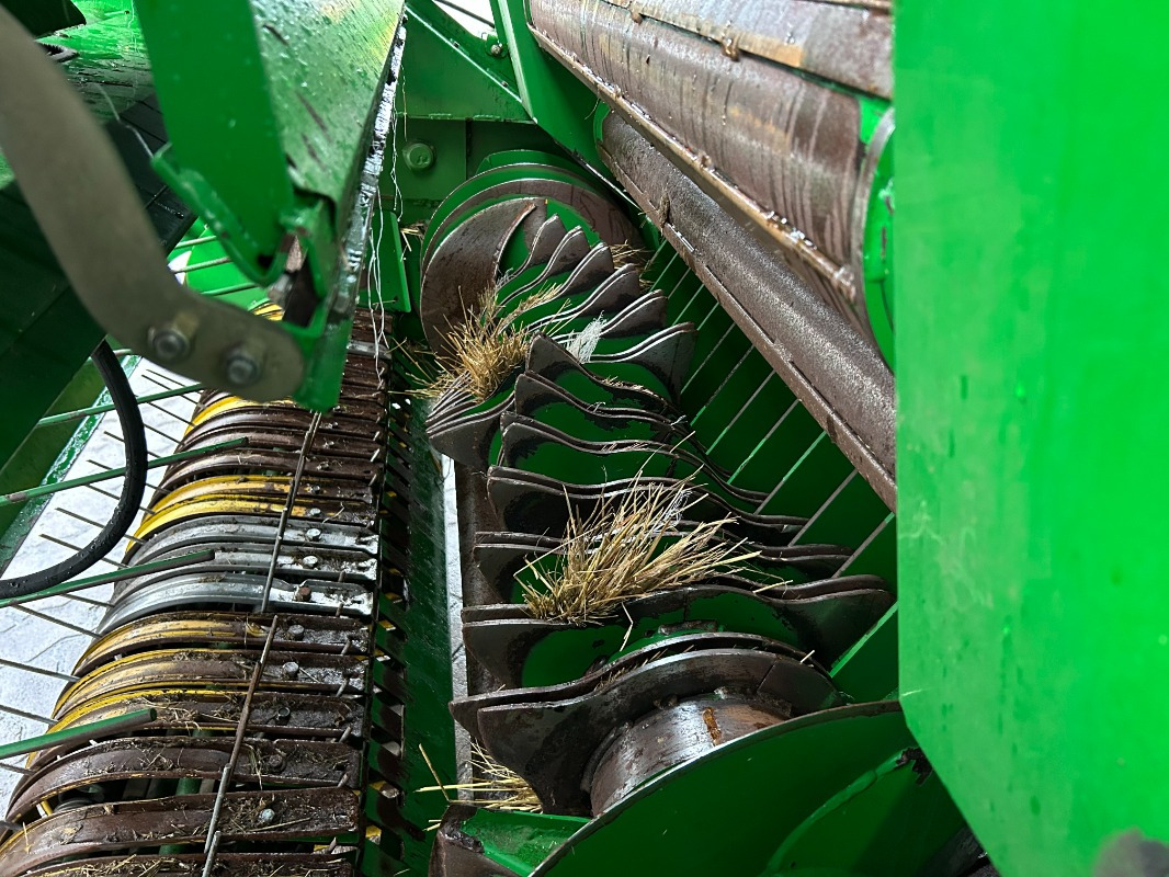 John Deere 990 - Ruļļu ietinējs: foto 3 John Deere 990 - Ruļļu ietinējs: foto 3