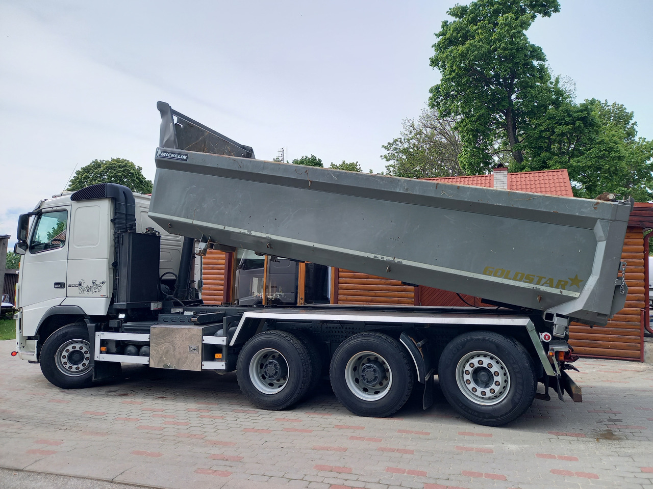 VOLVO FH16, 8x4, BIG AXLES, RETARDER, GW 39500 KG - Kravas automašīna pašizgāzējs: foto 2 VOLVO FH16, 8x4, BIG AXLES, RETARDER, GW 39500 KG - Kravas automašīna pašizgāzējs: foto 2