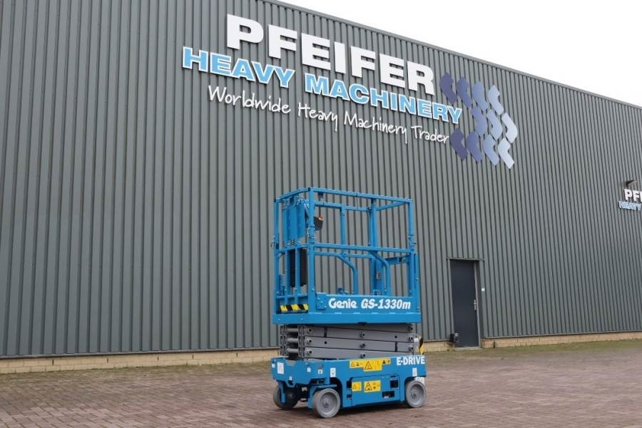 Genie GS1330M ALL-ELECTRIC DC DRIVE, 5.9M WORKING HEIGHT - Šķērveida pacēlājs: foto 2 Genie GS1330M ALL-ELECTRIC DC DRIVE, 5.9M WORKING HEIGHT - Šķērveida pacēlājs: foto 2