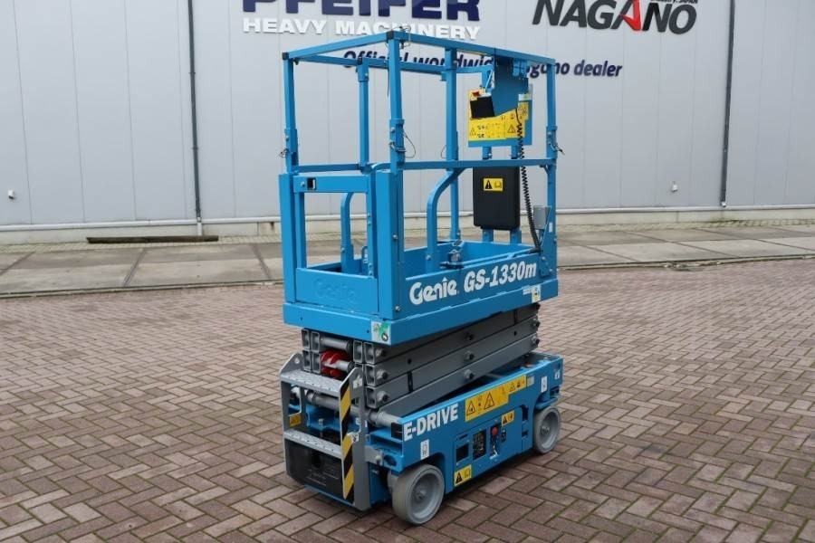 Genie GS1330M All-Electric DC Drive, 5.9m Working Height - Šķērveida pacēlājs: foto 3 Genie GS1330M All-Electric DC Drive, 5.9m Working Height - Šķērveida pacēlājs: foto 3