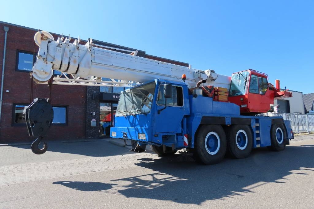 Liebherr LTM 1050-1 - Visurgājējs celtnis: foto 1 Liebherr LTM 1050-1 - Visurgājējs celtnis: foto 1