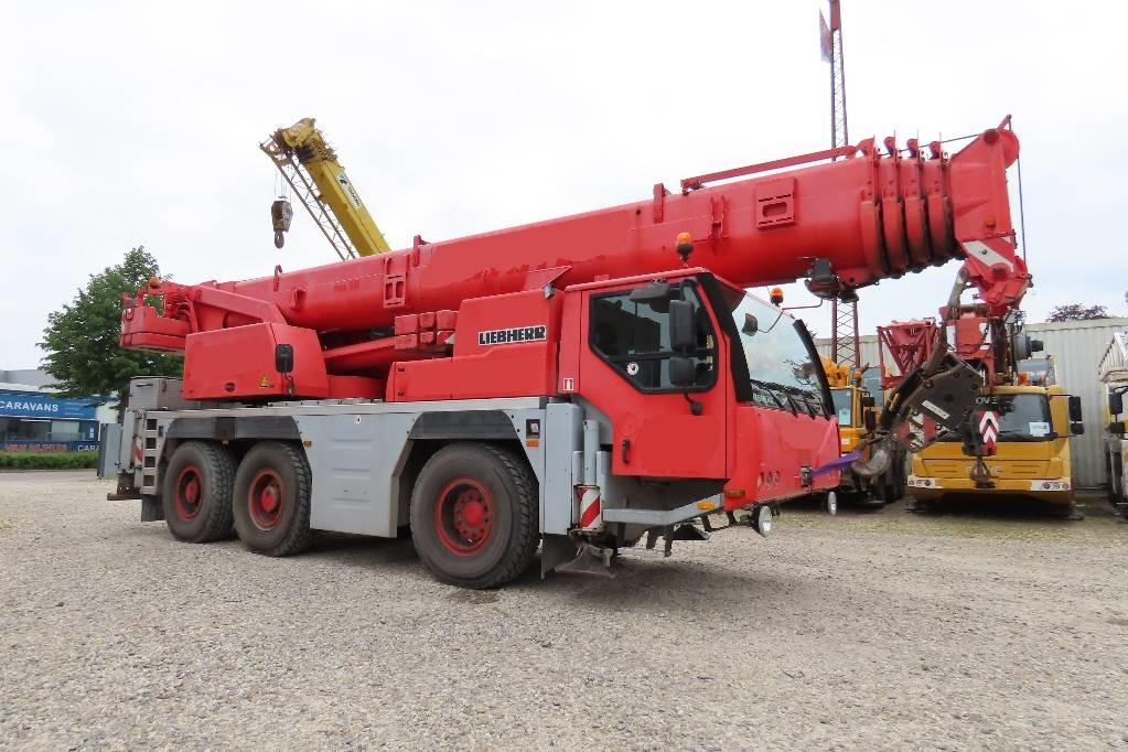 Liebherr LTM 1055-3.2 - Visurgājējs celtnis: foto 2 Liebherr LTM 1055-3.2 - Visurgājējs celtnis: foto 2