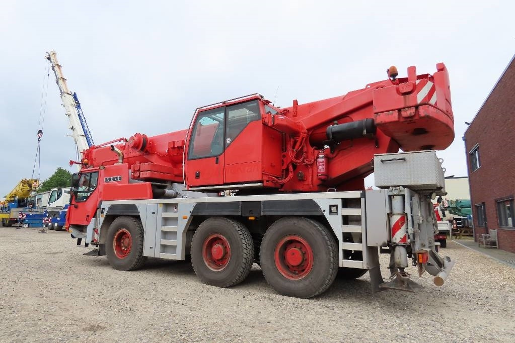 Liebherr LTM 1055-3.2 - Visurgājējs celtnis: foto 4 Liebherr LTM 1055-3.2 - Visurgājējs celtnis: foto 4
