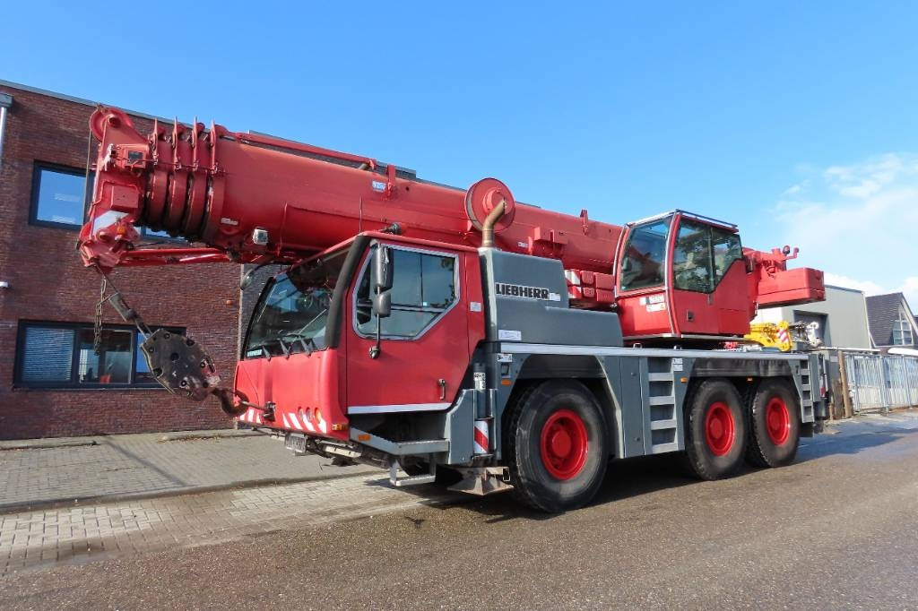 Liebherr LTM 1055-3.2 - Visurgājējs celtnis: foto 1 Liebherr LTM 1055-3.2 - Visurgājējs celtnis: foto 1