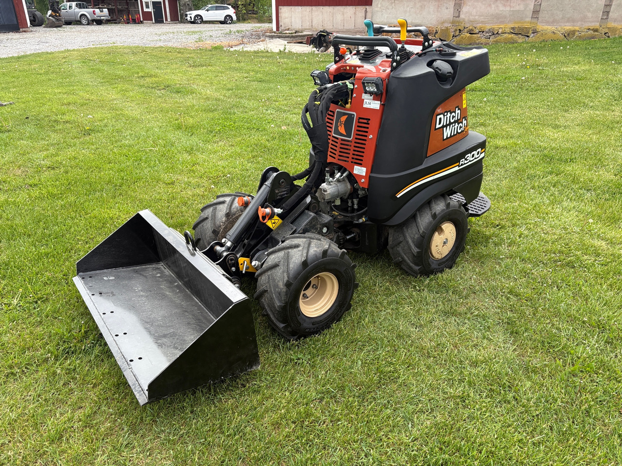 Ditch Witch R300 - Bezceļu pašizgāzējs: foto 1 Ditch Witch R300 - Bezceļu pašizgāzējs: foto 1