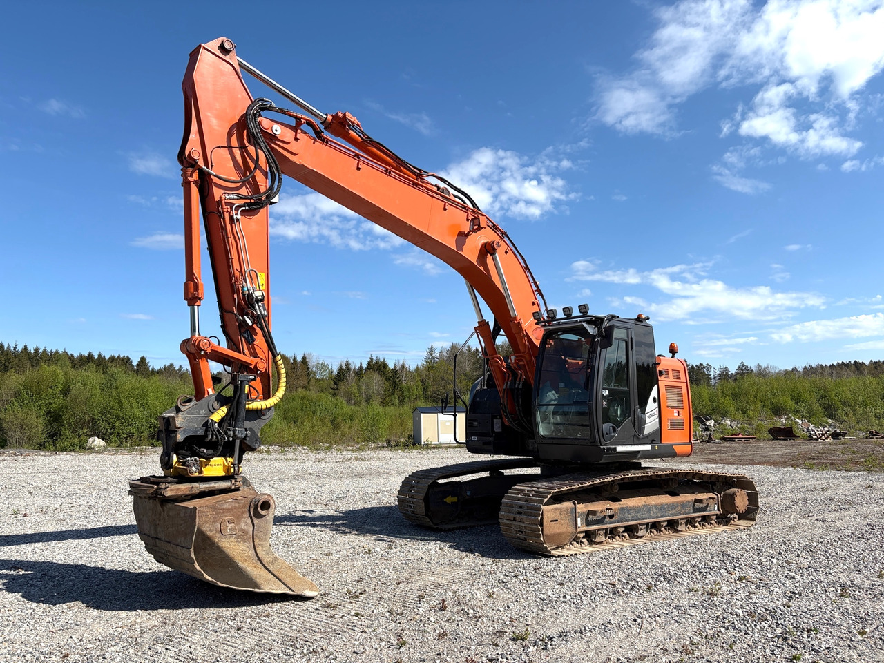 Hitachi ZX225USLC-6 - Ekskavators: foto 1 Hitachi ZX225USLC-6 - Ekskavators: foto 1