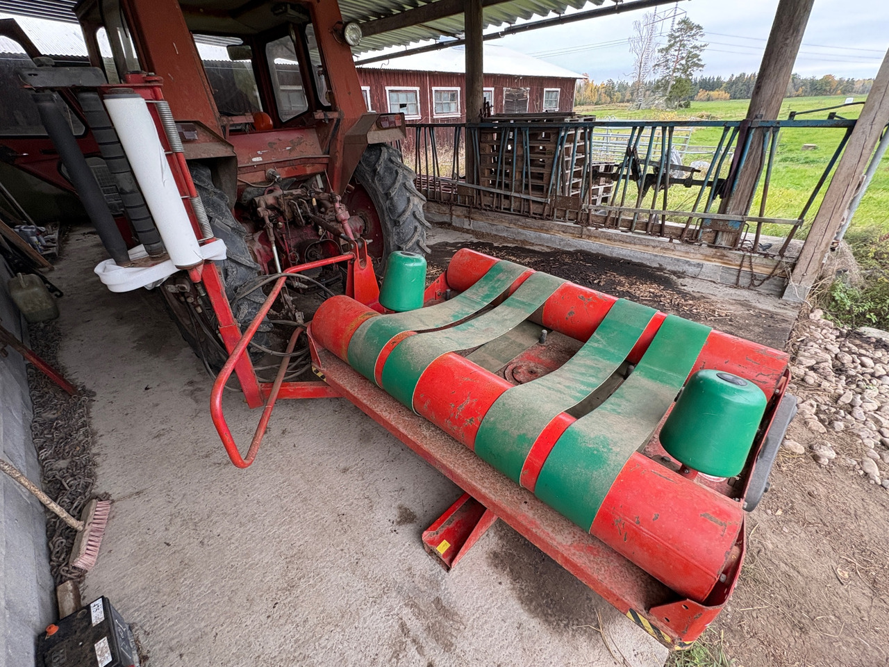 Kverneland UN7500 - Ruļļu ietinējs: foto 1 Kverneland UN7500 - Ruļļu ietinējs: foto 1