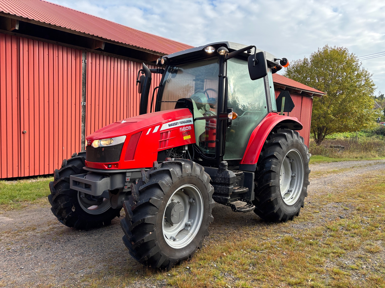 Massey Ferguson 5608 Dyna-4 - Traktors: foto 1 Massey Ferguson 5608 Dyna-4 - Traktors: foto 1