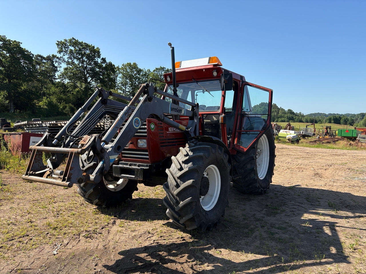 New Holland 110-90 - Traktors: foto 1 New Holland 110-90 - Traktors: foto 1
