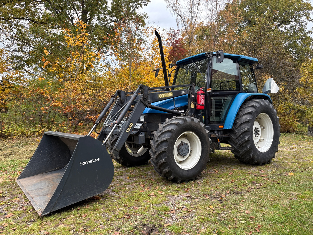 New Holland 5635 - Traktors: foto 1 New Holland 5635 - Traktors: foto 1
