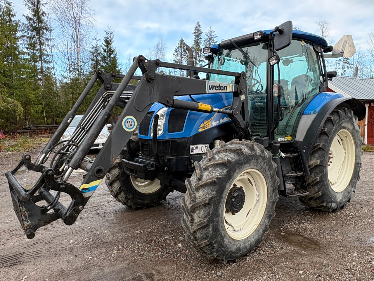 New Holland T6020 Elite - Traktors: foto 1 New Holland T6020 Elite - Traktors: foto 1