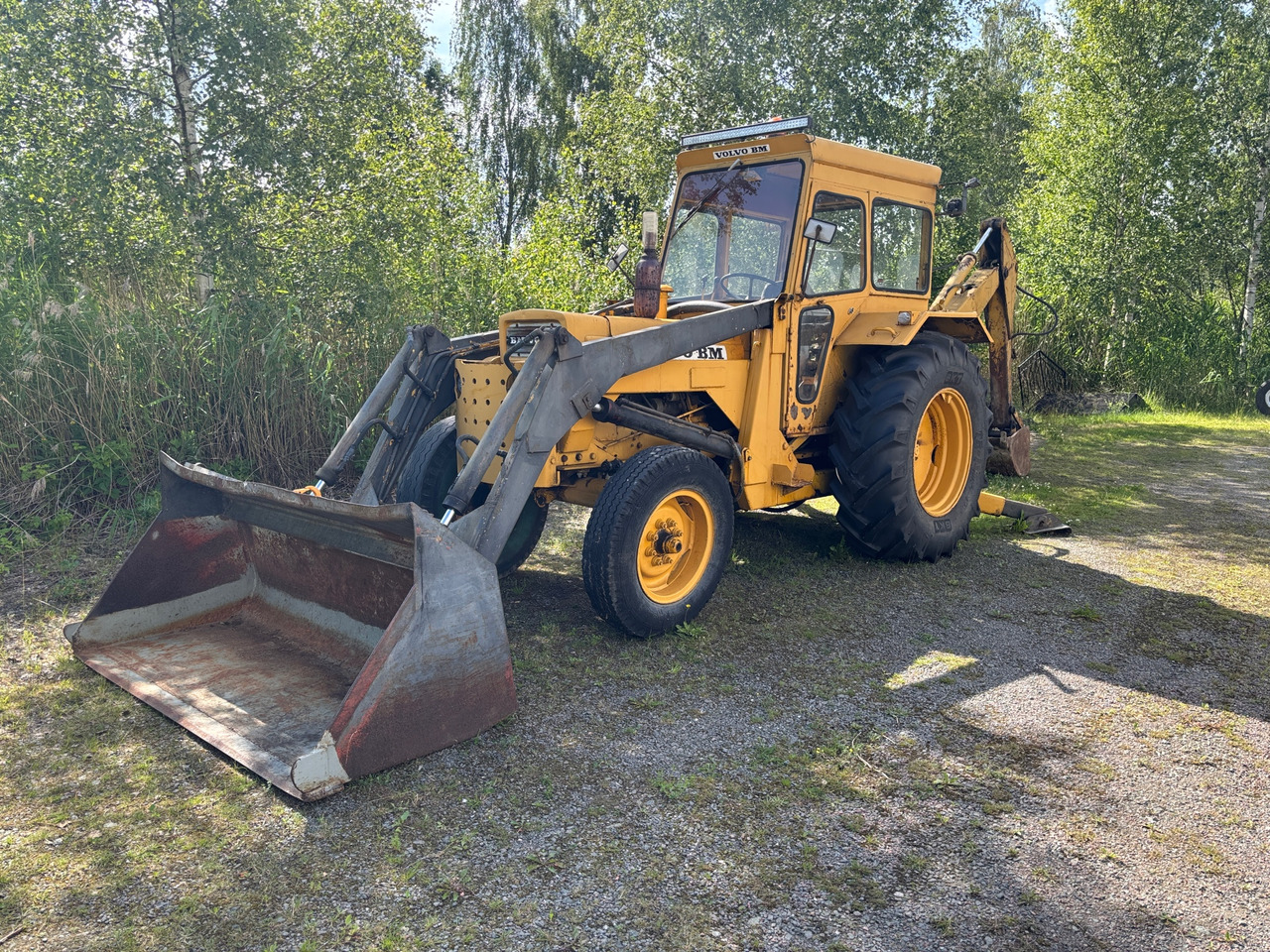 Volvo BM 600 / KL915 - Ekskavators-iekrāvējs: foto 1 Volvo BM 600 / KL915 - Ekskavators-iekrāvējs: foto 1