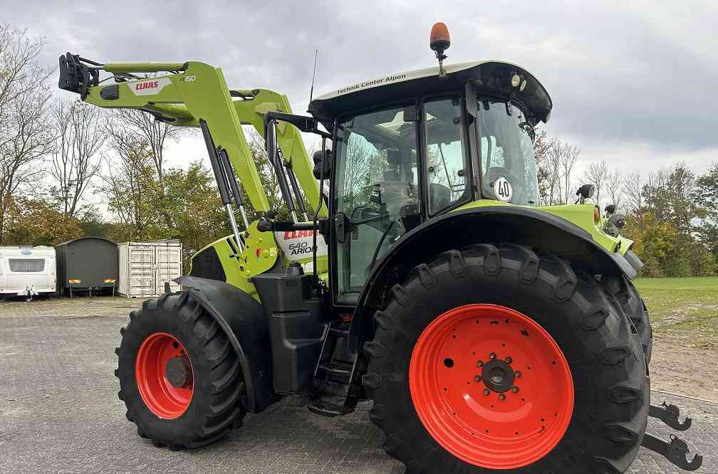 Claas Arion 640 cis, lucht, frontlader - Traktors: foto 2 Claas Arion 640 cis, lucht, frontlader - Traktors: foto 2