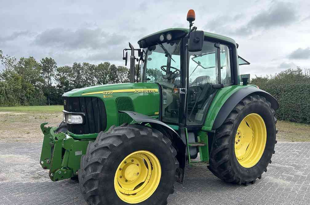 John Deere 6220 premium - Traktors: foto 1 John Deere 6220 premium - Traktors: foto 1