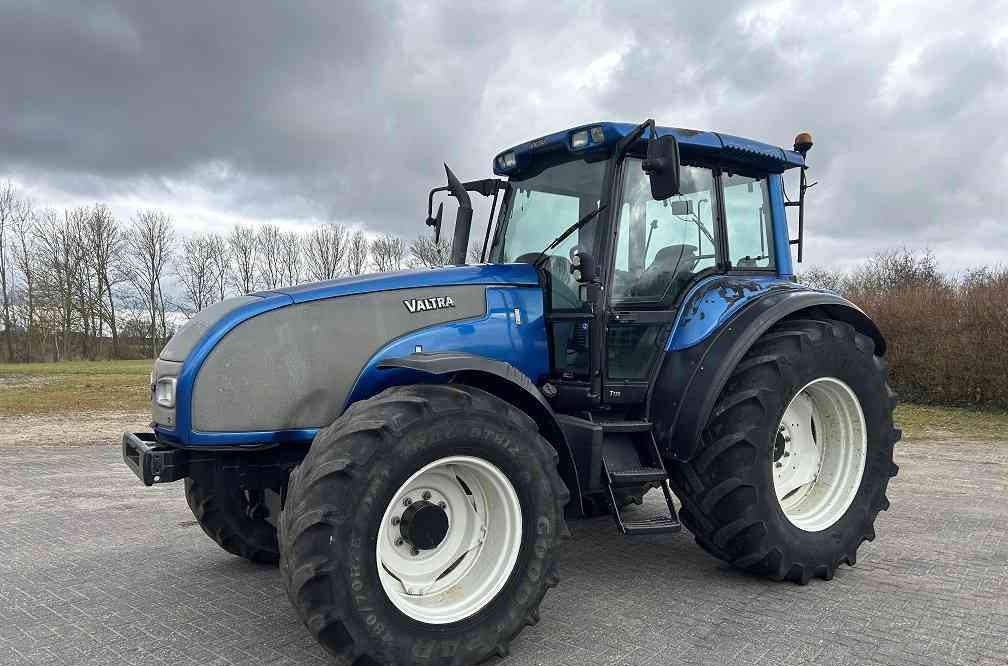 Valtra T130 trekker - Traktors: foto 1 Valtra T130 trekker - Traktors: foto 1