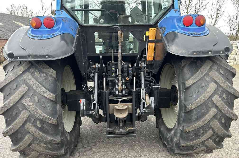Valtra T130 trekker - Traktors: foto 3 Valtra T130 trekker - Traktors: foto 3
