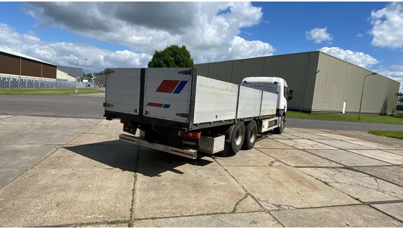Scania P124-400 Scania met plateau en mogelijkheid voor kraan achter cabine līzingu Scania P124-400 Scania met plateau en mogelijkheid voor kraan achter cabine: foto 8
