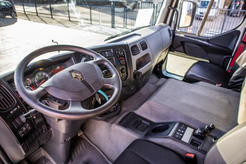 Interior photo 2: Kravas automašīna refrižerators Renault D 330 -CARRIER SUPRA 850-Vlees/Meat/Viande/Fleisch Interior photo 2: Kravas automašīna refrižerators Renault D 330 -CARRIER SUPRA 850-Vlees/Meat/Viande/Fleisch