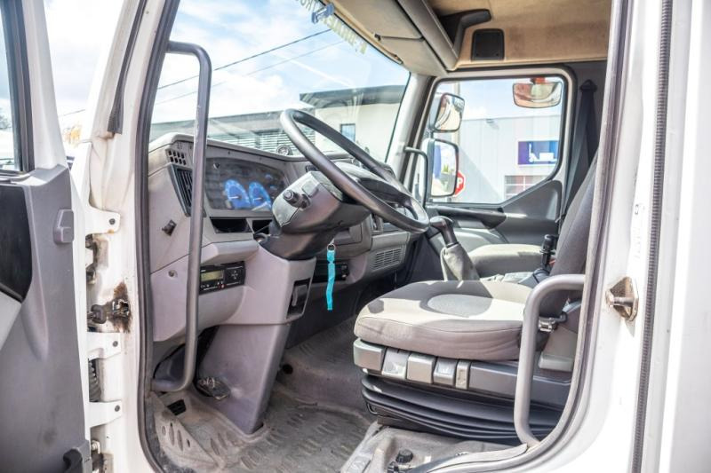Interior photo 1: Kravas automašīna ar slēgto virsbūvi Renault MIDLUM 180 DCI