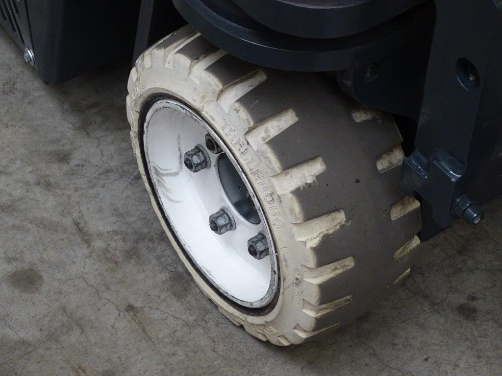 Combilift C2500CB - TRIPLEX - Četru pušu autokrāvējs: foto 2 Combilift C2500CB - TRIPLEX - Četru pušu autokrāvējs: foto 2