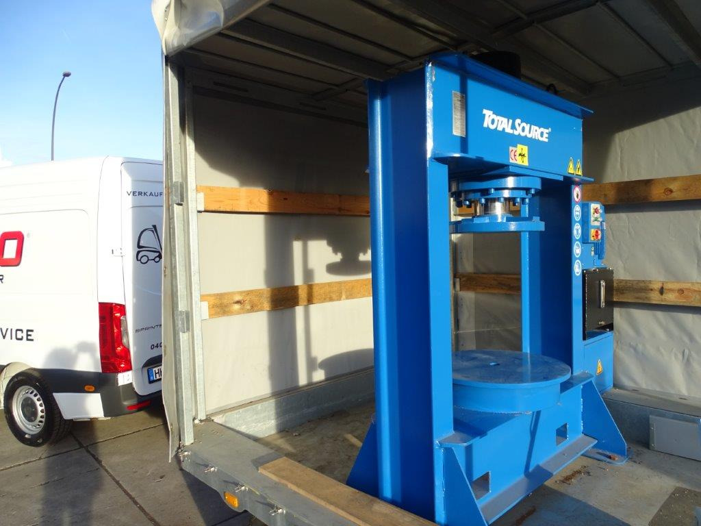 MOBILE VOLLREIFENPRESSE - Garāžu aprīkojums: foto 2 MOBILE VOLLREIFENPRESSE - Garāžu aprīkojums: foto 2