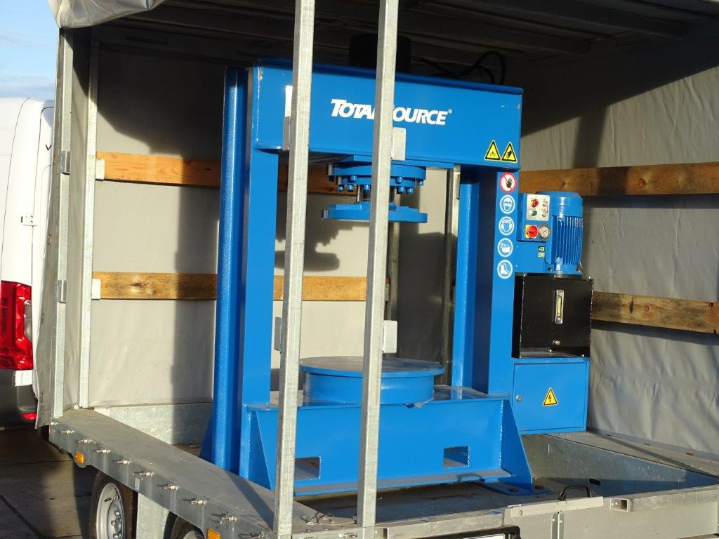 MOBILE VOLLREIFENPRESSE - Garāžu aprīkojums: foto 3 MOBILE VOLLREIFENPRESSE - Garāžu aprīkojums: foto 3