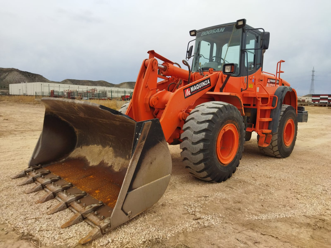 DOOSAN DL300 - Riteņu iekrāvējs: foto 1 DOOSAN DL300 - Riteņu iekrāvējs: foto 1