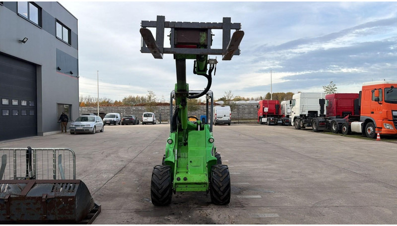 Avant 745 TDL (BELGIAN MACHINE / TOP CONDITION / 4X4 OPTIDRIVE / INCL ATTACHMENTS) - Kāpurķēžu kompaktiekrāvējs: foto 3 Avant 745 TDL (BELGIAN MACHINE / TOP CONDITION / 4X4 OPTIDRIVE / INCL ATTACHMENTS) - Kāpurķēžu kompaktiekrāvējs: foto 3