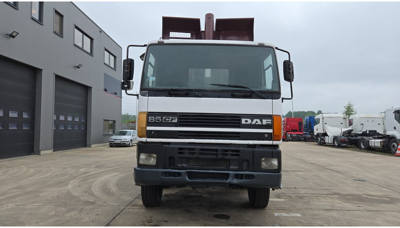 DAF 85 CF 340 (EURO 2 / MANUAL PUMP / STEEL SUSP. / POSSIBLE AS CHASSIS / 8X4) - Kravas automašīna pašizgāzējs: foto 2 DAF 85 CF 340 (EURO 2 / MANUAL PUMP / STEEL SUSP. / POSSIBLE AS CHASSIS / 8X4) - Kravas automašīna pašizgāzējs: foto 2