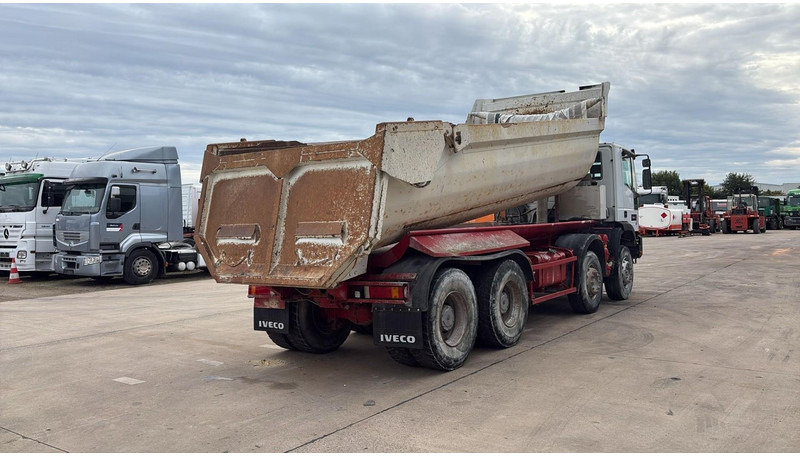 Iveco EUROTRAKKER 320 E 35 (GRAND PONT / LAMES / POMPE MANUELLE / 8X4 / CURSOR 8) - Kravas automašīna pašizgāzējs: foto 5 Iveco EUROTRAKKER 320 E 35 (GRAND PONT / LAMES / POMPE MANUELLE / 8X4 / CURSOR 8) - Kravas automašīna pašizgāzējs: foto 5