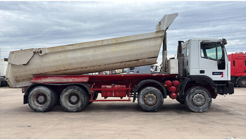 Iveco EUROTRAKKER 320 E 35 (GRAND PONT / LAMES / POMPE MANUELLE / 8X4 / CURSOR 8) - Kravas automašīna pašizgāzējs: foto 4 Iveco EUROTRAKKER 320 E 35 (GRAND PONT / LAMES / POMPE MANUELLE / 8X4 / CURSOR 8) - Kravas automašīna pašizgāzējs: foto 4