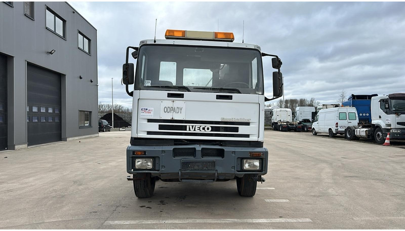 Iveco EUROTRAKKER 340 E 34 (BOITE MANUELLE / POMPE MANUELLE / LAMES / 8X4) - Šasija kravas automašīna: foto 2 Iveco EUROTRAKKER 340 E 34 (BOITE MANUELLE / POMPE MANUELLE / LAMES / 8X4) - Šasija kravas automašīna: foto 2