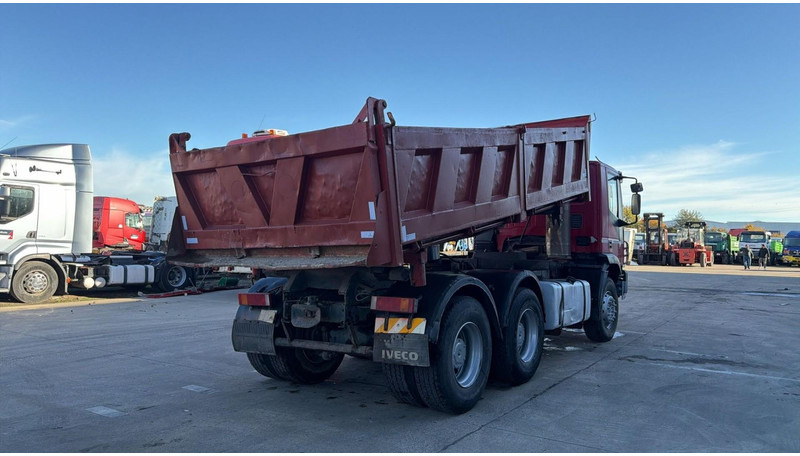 Iveco Eurotrakker 260 E 34 (POMPE MANUELLE / MANUAL PUMP / LAMES / GRAND PONT / BOITE MANUELLE) - Kravas automašīna pašizgāzējs: foto 4 Iveco Eurotrakker 260 E 34 (POMPE MANUELLE / MANUAL PUMP / LAMES / GRAND PONT / BOITE MANUELLE) - Kravas automašīna pašizgāzējs: foto 4