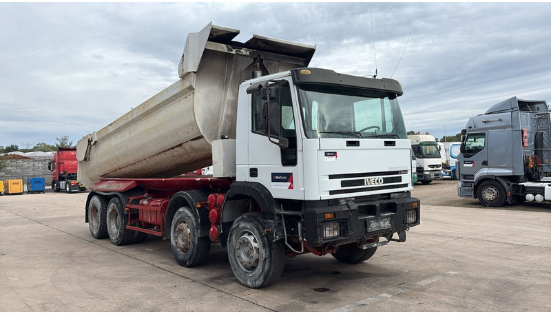 Iveco Eurotrakker 260 E32 (GRAND PONT / LAMES / POMPE MANUELLE / 8X4 / CURSOR 8) - Kravas automašīna pašizgāzējs: foto 3 Iveco Eurotrakker 260 E32 (GRAND PONT / LAMES / POMPE MANUELLE / 8X4 / CURSOR 8) - Kravas automašīna pašizgāzējs: foto 3