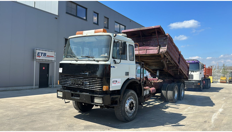 Iveco MAGIRUS 260 - 34 (LIVRAISON GRATUITE AU PORT D'ANVERS / POMPE MANUELLE) - Kravas automašīna pašizgāzējs: foto 1 Iveco MAGIRUS 260 - 34 (LIVRAISON GRATUITE AU PORT D'ANVERS / POMPE MANUELLE) - Kravas automašīna pašizgāzējs: foto 1